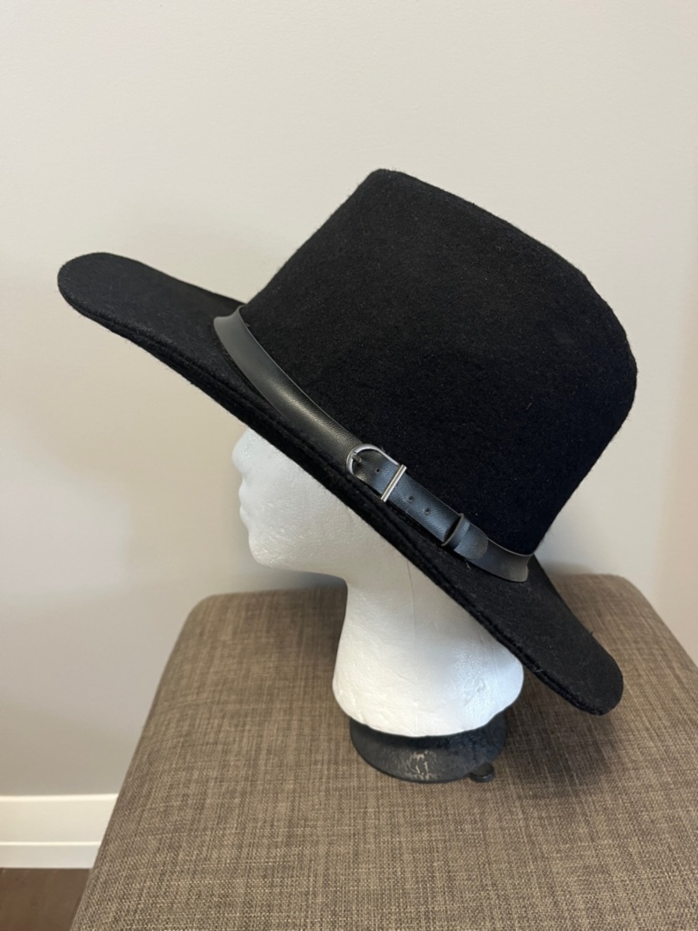 Classic Wide-Brim Black Felt Hat L/XL
